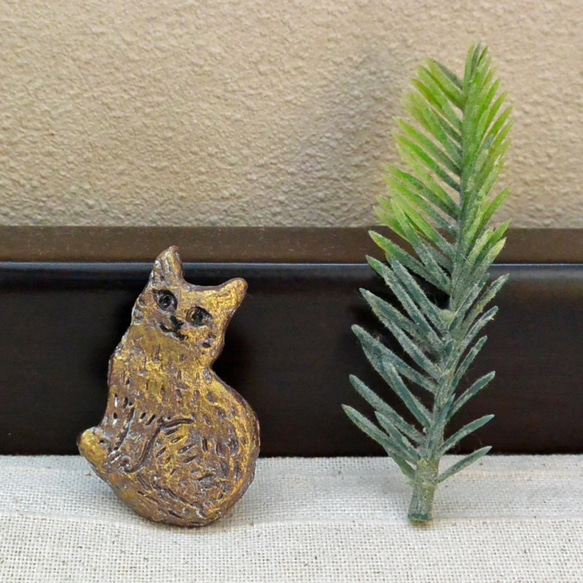 ゴールデンキャット　金色ブローチ（A）渋めカラー　お座り猫　ねこ　アクセサリー　陶器　陶芸作品 1枚目の画像