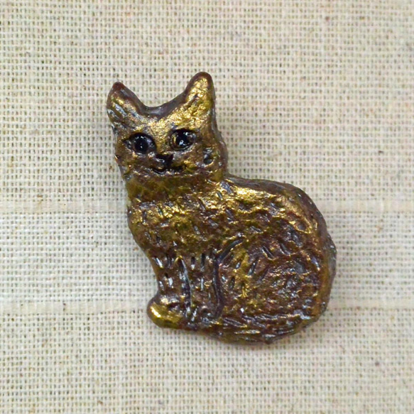 ゴールデンキャット　金色ブローチ（A）渋めカラー　お座り猫　ねこ　アクセサリー　陶器　陶芸作品 2枚目の画像