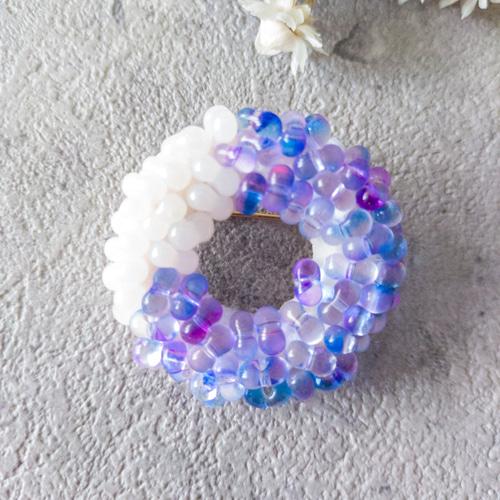 ガラスビーズのリースブローチ｜ビーズ刺繍 ブローチ kana-buhi