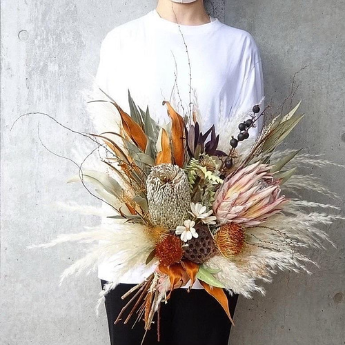 海外花】キングプロテアや人気花材を細かく束ねた個性派テラコッタ  