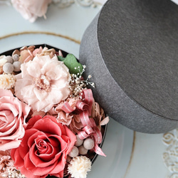 絵画のようなフラワーボックス ピンク 母の日 カーネーション 退職祝い 結婚祝い 誕生日 ローズ 2枚目の画像