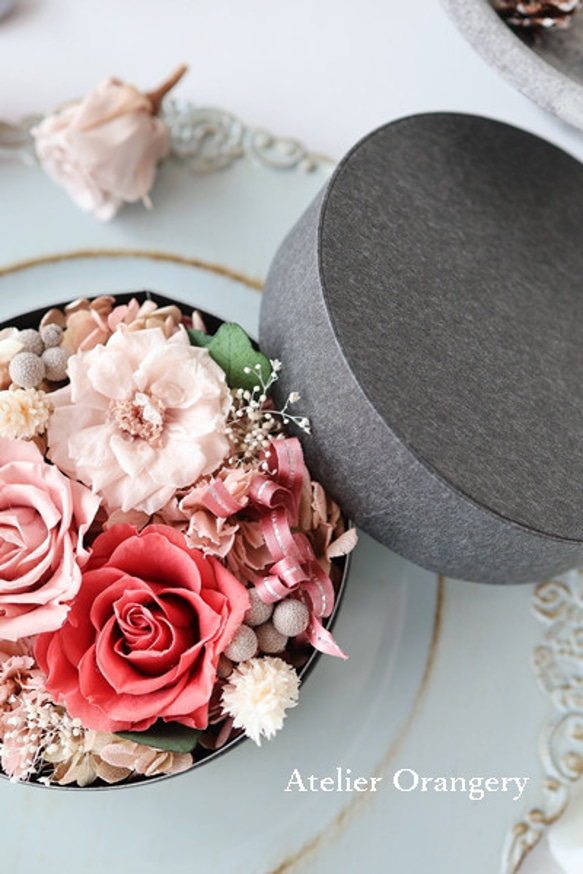 絵画のようなフラワーボックス ピンク 母の日 カーネーション 退職祝い 結婚祝い 誕生日 ローズ 2枚目の画像