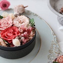 絵画のようなフラワーボックス ピンク 母の日 カーネーション 退職祝い 結婚祝い 誕生日 ローズ 4枚目の画像