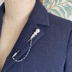 淡水バロック真珠のピンブローチ・オフホワイト・サイズグラデーション・チェーン付き 4枚目の画像