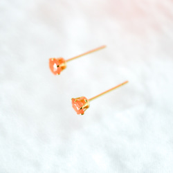 【天然石カーネリアンのシンプルな一粒スタッドピアス】オレンジ / 4mm/サージカルステンレス 6枚目の画像