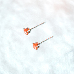 【天然石カーネリアンのシンプルな一粒スタッドピアス】オレンジ / 4mm/サージカルステンレス 3枚目の画像