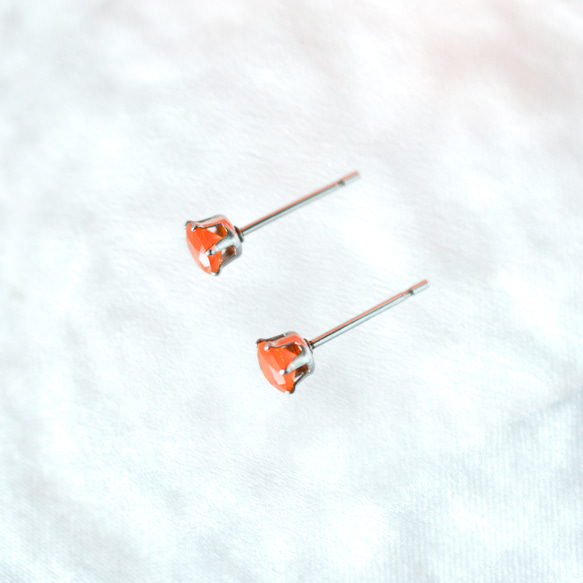 【天然石カーネリアンのシンプルな一粒スタッドピアス】オレンジ / 4mm/サージカルステンレス 3枚目の画像