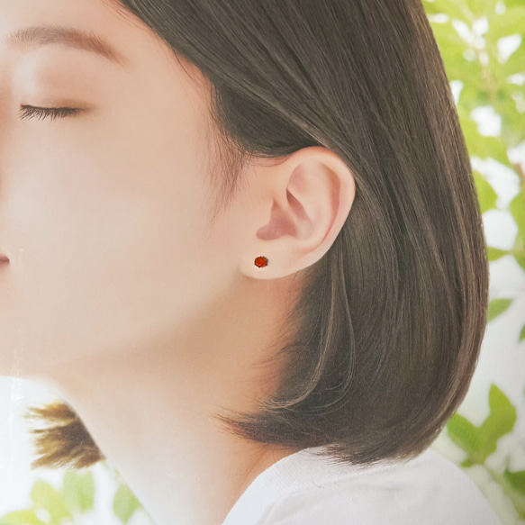 【天然石カーネリアンのシンプルな一粒スタッドピアス】オレンジ / 4mm/サージカルステンレス 10枚目の画像