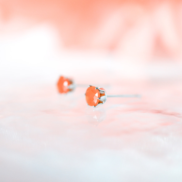 【天然石カーネリアンのシンプルな一粒スタッドピアス】オレンジ / 4mm/サージカルステンレス 2枚目の画像