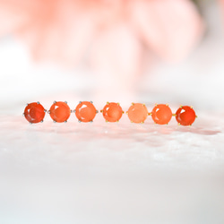 【天然石カーネリアンのシンプルな一粒スタッドピアス】オレンジ / 4mm/サージカルステンレス 7枚目の画像
