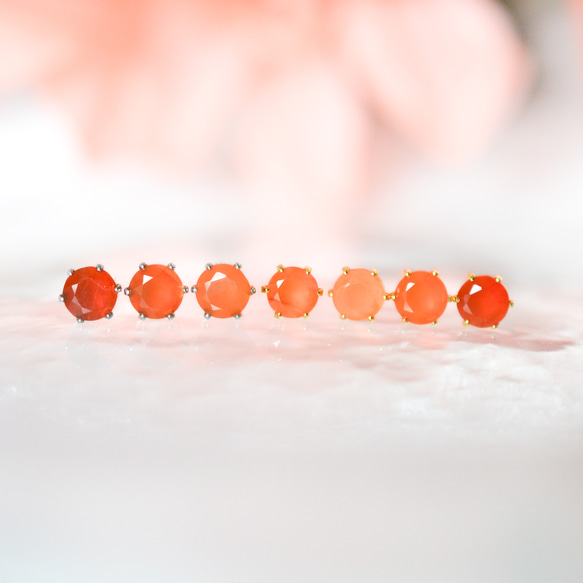 【天然石カーネリアンのシンプルな一粒スタッドピアス】オレンジ / 4mm/サージカルステンレス 7枚目の画像