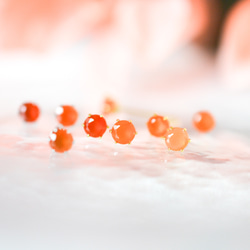 【天然石カーネリアンのシンプルな一粒スタッドピアス】オレンジ / 4mm/サージカルステンレス 9枚目の画像