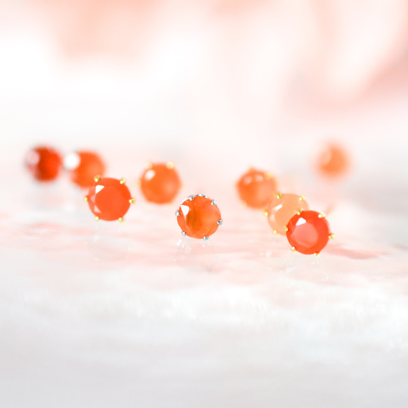 【天然石カーネリアンのシンプルな一粒スタッドピアス】オレンジ / 4mm/サージカルステンレス 8枚目の画像