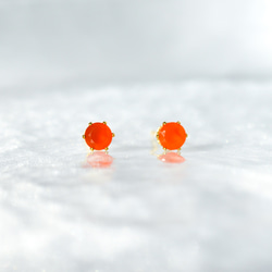 【天然石カーネリアンのつけっぱなしピアス】オレンジ 4mm 一粒 7月誕生石 サージカルステンレス 金アレ対応 5枚目の画像
