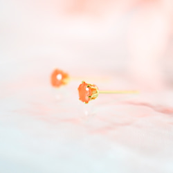 【天然石カーネリアンのシンプルな一粒スタッドピアス】オレンジ / 4mm/サージカルステンレス 5枚目の画像