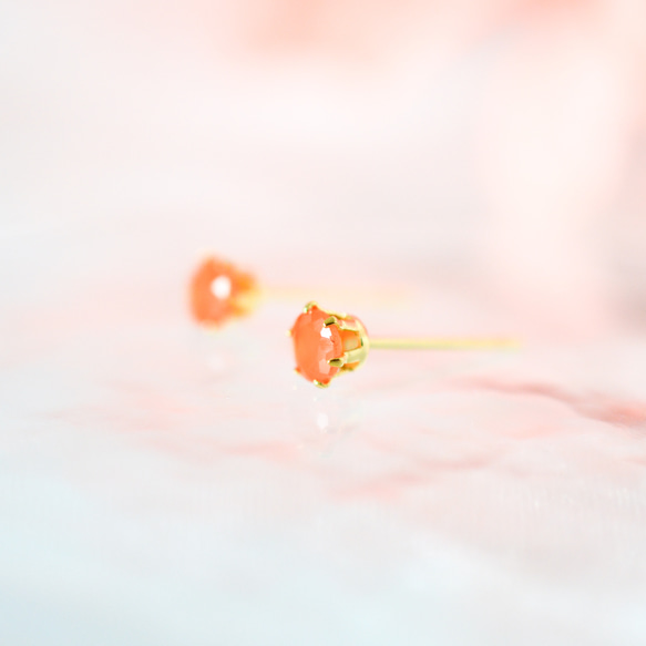 【天然石カーネリアンのシンプルな一粒スタッドピアス】オレンジ / 4mm/サージカルステンレス 5枚目の画像