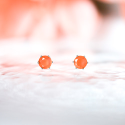 【天然石カーネリアンのシンプルな一粒スタッドピアス】オレンジ / 4mm/サージカルステンレス 1枚目の画像