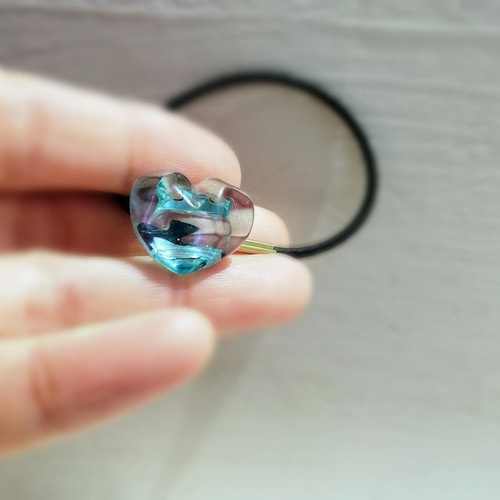 小ぶりな水面のハートヘアゴム / レジン / 海 / ターコイズブルー