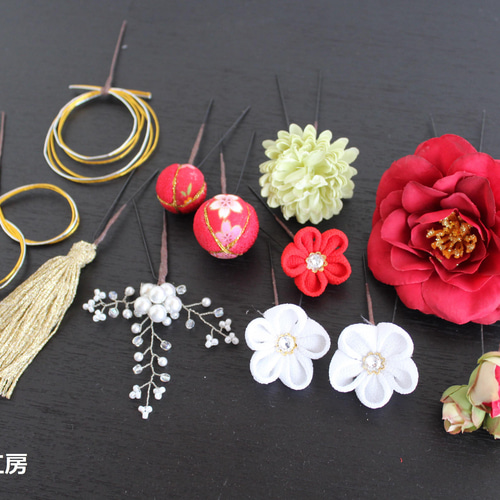 MAKIKO 　　つまみ細工　椿　ちりめん玉 Prices down3）髪飾り 成人式 正絹 ふんわり つまみ細工 2点