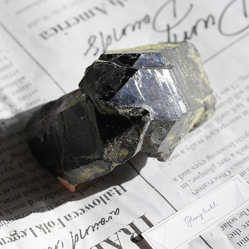 Amazon.co.jp: モリオン 黒水晶 原石 結晶 エピドート緑簾石付き
