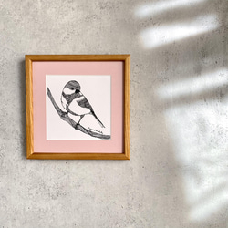 小鳥のポスター『ちいさなシジュウカラ』ストロベリーピンクの額装付(20㎝角) お花と飾る絵 1枚目の画像