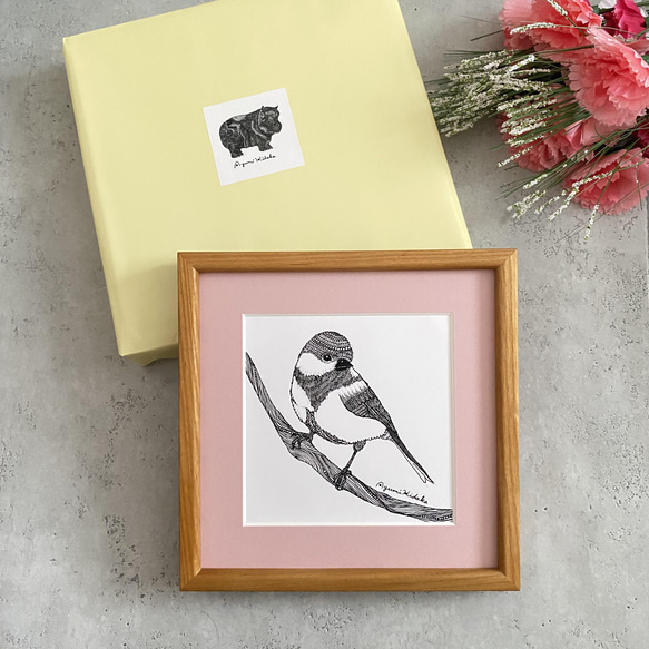 小鳥のポスター『ちいさなシジュウカラ』ストロベリーピンクの額装付(20㎝角) お花と飾る絵 7枚目の画像