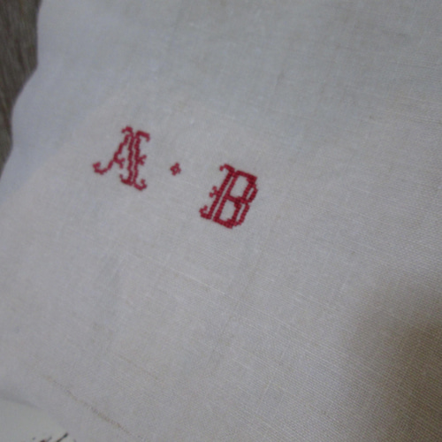 小さな赤いクロスステッチイニシャル刺繍のアンティークリネン巾着