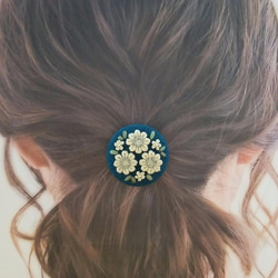 手刺繍ブローチ・ヘアゴム《クリーム色の花》×青緑  くるみボタン  晴れやかブルー 春 7枚目の画像