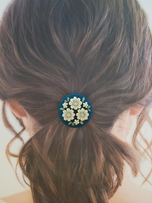 手刺繍ブローチ・ヘアゴム《クリーム色の花》×青緑  くるみボタン  晴れやかブルー 春 7枚目の画像