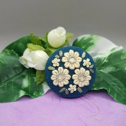 手刺繍ブローチ・ヘアゴム《クリーム色の花》×青緑  くるみボタン  晴れやかブルー 春 4枚目の画像