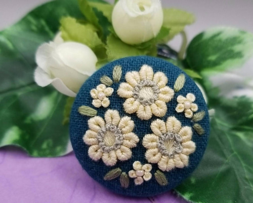 受注製作】手刺繍ブローチ・ヘアゴム 《クリーム色の花》×青緑 くるみ