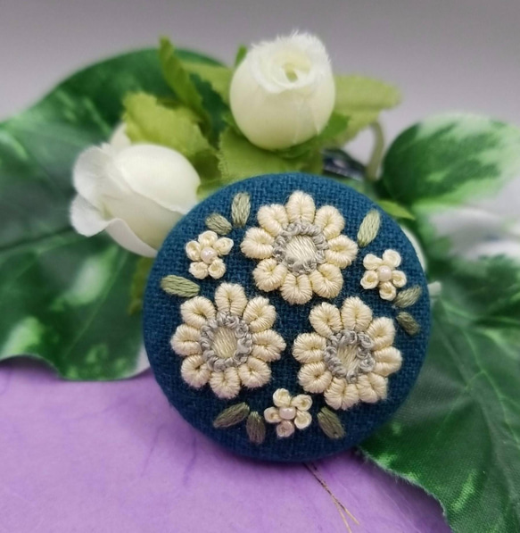 手刺繍ブローチ・ヘアゴム《クリーム色の花》×青緑  くるみボタン  晴れやかブルー 春 1枚目の画像