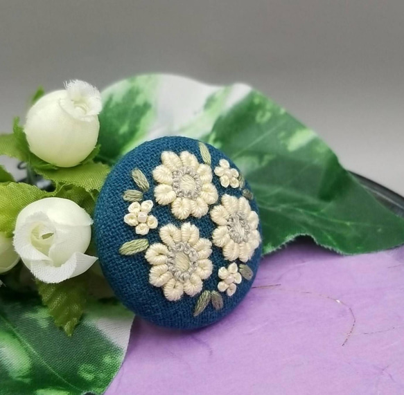 手刺繍ブローチ・ヘアゴム《クリーム色の花》×青緑  くるみボタン  晴れやかブルー 春 3枚目の画像