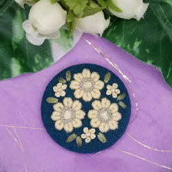 手刺繍ブローチ・ヘアゴム《クリーム色の花》×青緑  くるみボタン  晴れやかブルー 春 2枚目の画像