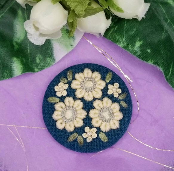 手刺繍ブローチ・ヘアゴム《クリーム色の花》×青緑  くるみボタン  晴れやかブルー 春 2枚目の画像