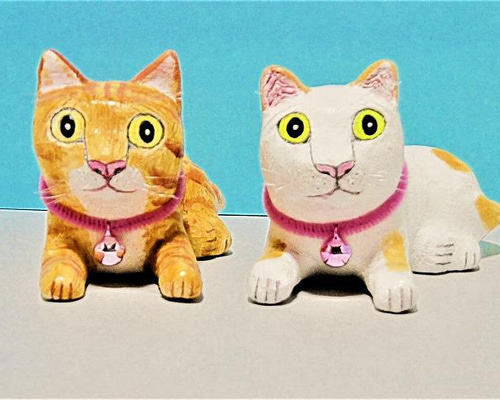 茶トラ猫(樹脂粘土)粘土細工 黄土色と白の猫と茶トラ猫（小）置物＃134（樹脂粘土と新聞紙