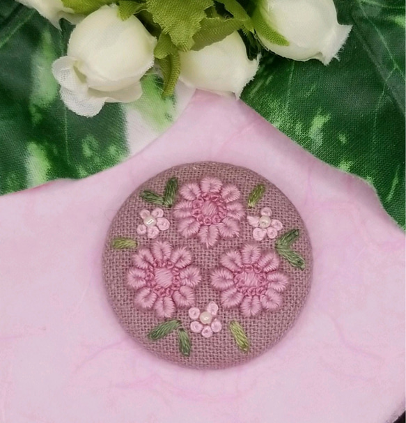 手刺繍ブローチ・ヘアゴム 春《桜色の花》×アースピンク  くるみボタン 3枚目の画像