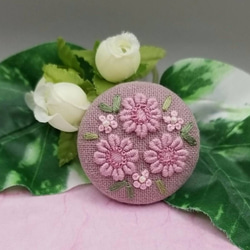 手刺繍ブローチ・ヘアゴム 春《桜色の花》×アースピンク  くるみボタン 1枚目の画像