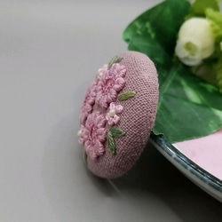 手刺繍ブローチ・ヘアゴム 春《桜色の花》×アースピンク  くるみボタン 6枚目の画像