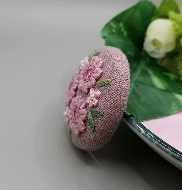 手刺繍ブローチ・ヘアゴム 春《桜色の花》×アースピンク  くるみボタン 6枚目の画像