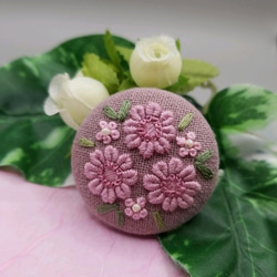 手刺繍ブローチ・ヘアゴム 春《桜色の花》×アースピンク  くるみボタン 2枚目の画像