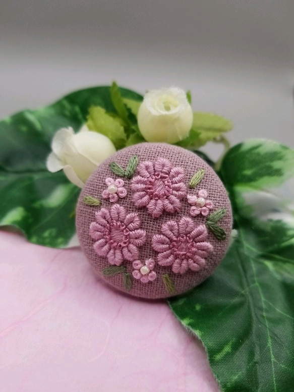 手刺繍ブローチ・ヘアゴム 春《桜色の花》×アースピンク  くるみボタン 2枚目の画像