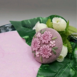 手刺繍ブローチ・ヘアゴム 春《桜色の花》×アースピンク  くるみボタン 5枚目の画像