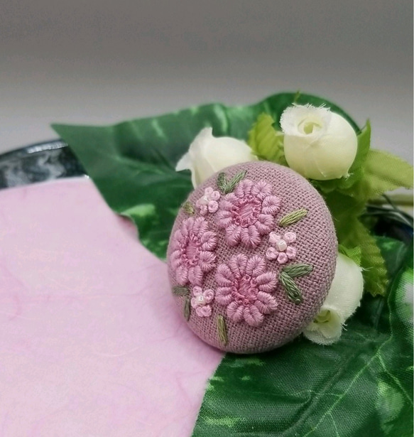 手刺繍ブローチ・ヘアゴム 春《桜色の花》×アースピンク  くるみボタン 5枚目の画像