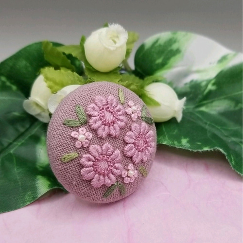 手刺繍ブローチ・ヘアゴム《桜色の花》×アースピンク くるみボタン