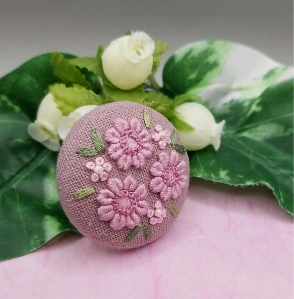 手刺繍ブローチ・ヘアゴム 春《桜色の花》×アースピンク  くるみボタン 4枚目の画像