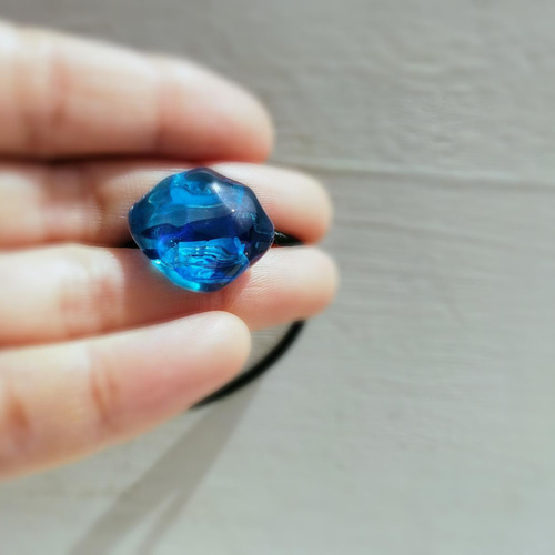 小ぶりな水面アクアブルーのヘアゴム / レジン / 海 ヘアゴム 華昇 優