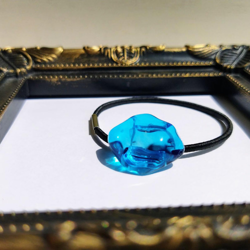 小ぶりな水面アクアブルーのヘアゴム / レジン / 海 ヘアゴム 華昇 優