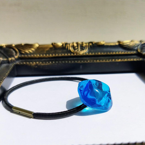 小ぶりな水面アクアブルーのヘアゴム / レジン / 海 ヘアゴム 華昇 優