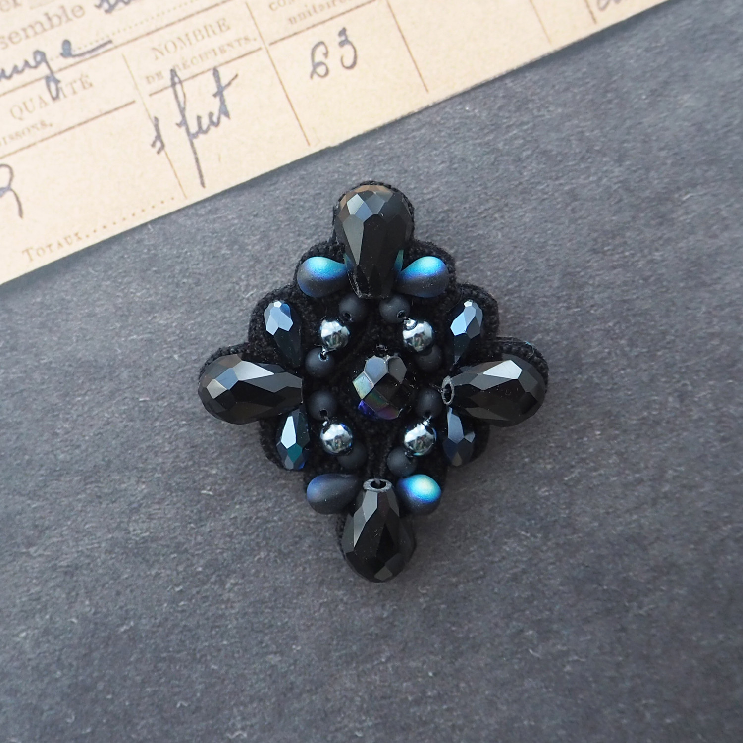 ビーズ刺繍ブローチ（タティングレース/ブラック/大人ブラック/ギフト/プレゼント）        Ω